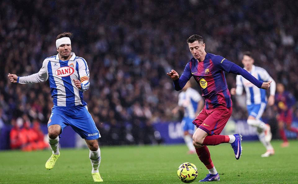 利雅得新月天价挖角巴萨神锋遭果断回绝！莱万多夫斯基坚守诺言留队冲击欧冠