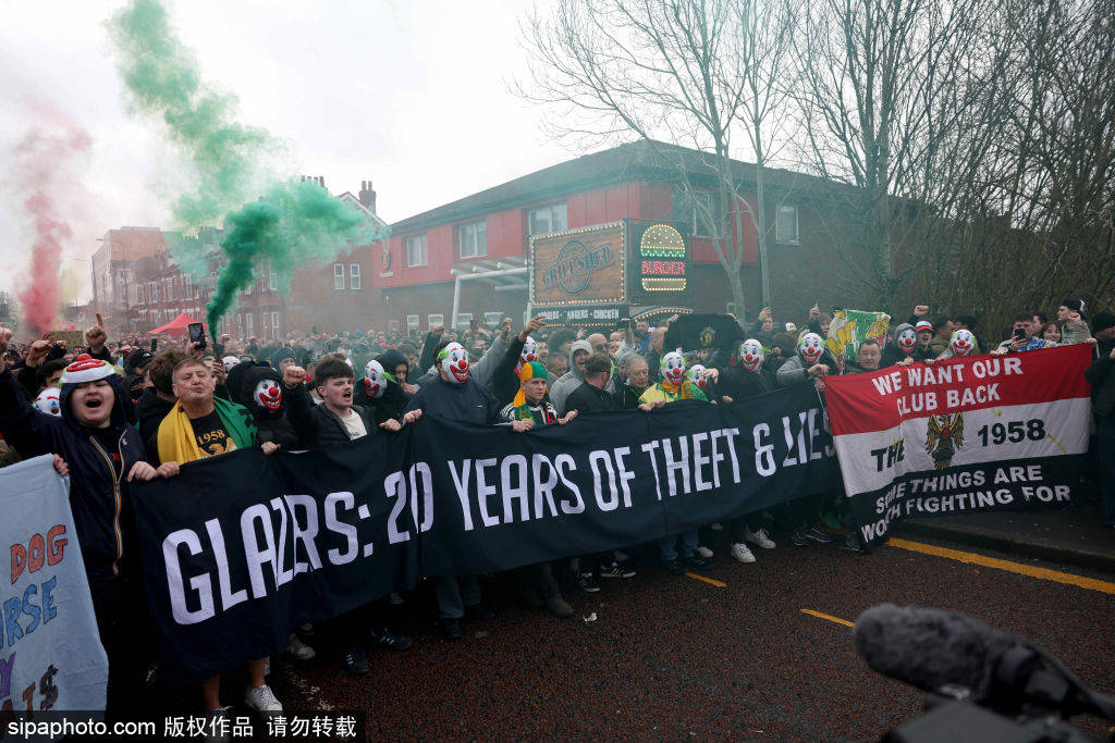 曼联教练选择的双重挑战:即刻决断与超越历史低谷