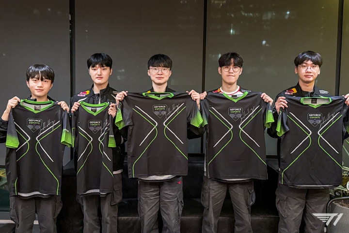 T1分享照片：NVIDIA的CEO黄仁勋给俱乐部送来亲笔签名队服